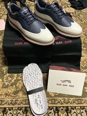 SUN DAY RED Pioneer Magnolia NWT 10.5 [Incl 2 Shoe Bags & Cushion Inserts]